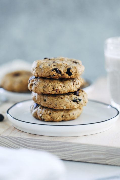 Oatmeal Raisin Chocolate Chip Cookies- made with oat flour and rolled oats, these oil-free cookies have a crisp exterior with a chewy center. (vegan, gluten-free & + refined sugar-free) Wfpb Cookies, Raisin Chocolate Chip Cookies, Oatmeal Raisin Chocolate Chip Cookies, Cookies Making, Granola Ingredients, 2 Cookies, Vegan Oatmeal, Oatmeal Raisin, Gluten Free Oats