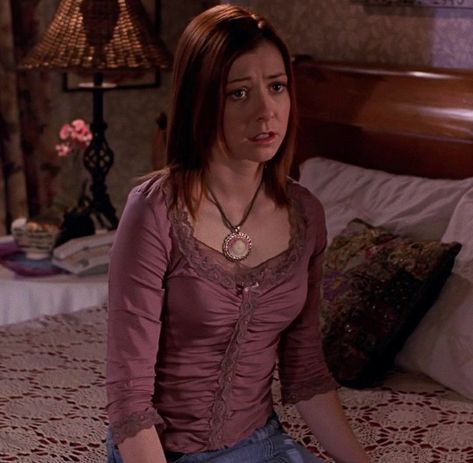 Willow Rosenberg Outfits, Willow Rosenburg, Vampire Slayer Outfits, Buffy The Vampire Slayer Outfits, Btvs Outfits, Willow Buffy, Willow And Tara, Tv Characters Outfits, Buffy Outfits