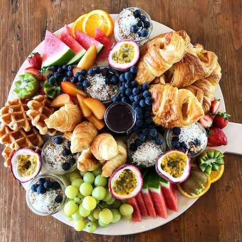 Croissant Platter, Breakfast Platter Ideas, Party Platter Ideas, Bridal Breakfast, Breakfast Boards, Bagel Bar, Fruit Platters, Platter Ideas, Diy Breakfast