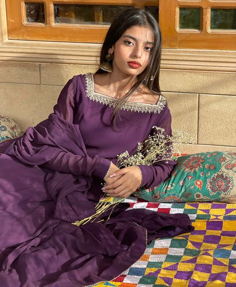 Dark Purple Dress Outfit, Purple Pakistani Dress, Simple Eid Outfits, Eid Outfits Pakistani, Eid Dresses Pakistani, Purple Dress Outfits, Eid 2024, Plum Colored Dresses, Frock Suit