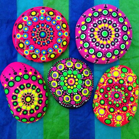 Neon Rock Painting, Dot Rocks, Black Lights, Mandala Painted Rocks, Neon Painting, Rock Ideas, Dot Mandala, Kindness Rocks, Dot Art