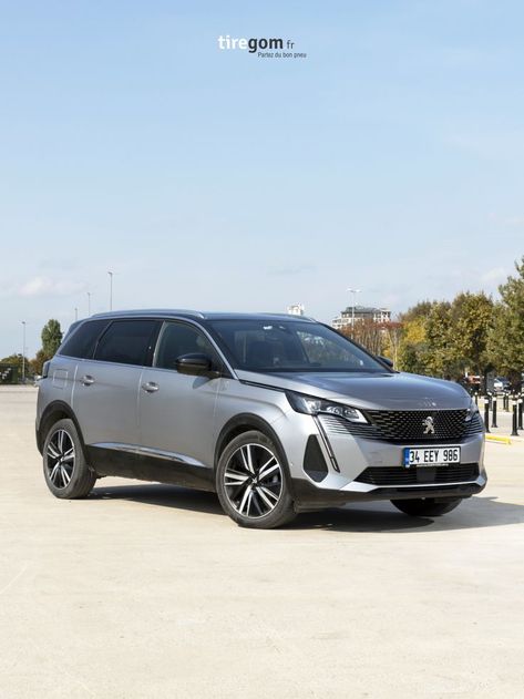 La Peugeot 5008 II est un SUV du constructeur automobile français Peugeot dévoilé à la presse le 7 septembre 2016 , avant une présentation au public au Mondial de l'automobile de Paris 2016. Il s'agit pour l'essentiel d'une version 7 places de la 3008 II, commercialisée depuis le printemps 2017. Peugeot 5008, Peugeot 3008, Cars And Motorcycles, Peugeot, Dream Cars, Vision Board, Bmw Car, Suv Car, Suv