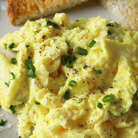 Looking for creamy, fluffy eggs? Look no further! Greek Yogurt Eggs, Creamy Scrambled Eggs, Scrambled Eggs Recipe, Better Breakfast, Easy To Make Breakfast, Mexican Breakfast Recipes, Creamy Eggs, Eggs Recipe, Air Fryer Recipes Healthy