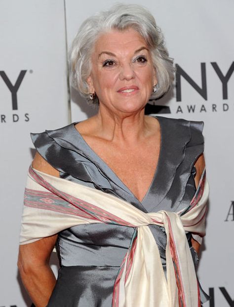 Tyne Daly looks amazing! Amy Adams Leap Year Hair, Amy Dowdle, Amy Stran New Haircut, Andie Macdowell Gray Hair, Paula Young Wigs Gray, Tyne Daly, Cagney And Lacey, Growing Older, Beautiful Gray Hair