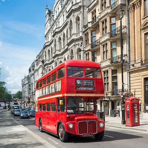 Traditional Routemaster bus at Piccadilly, London, England. High Roller Las Vegas, Piccadilly London, Pullman Train, London Red Bus, Routemaster Bus, New York Landscape, Livery Bus, London Buses, Urban Design Concept