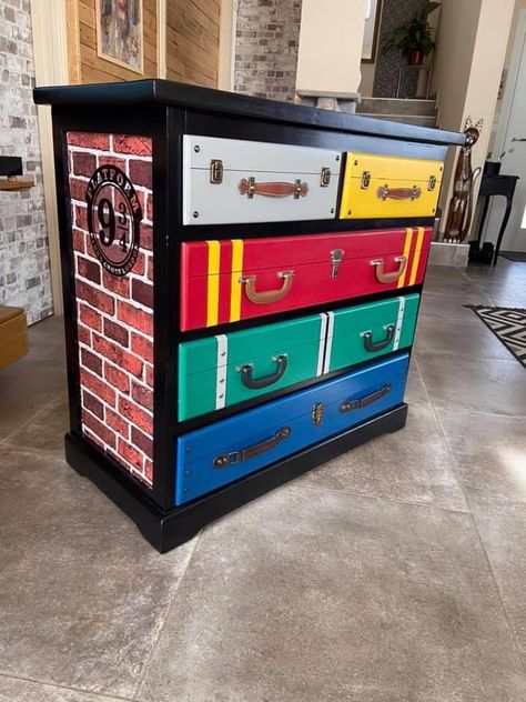 Harry Potter Dresser, Harry Potter Furniture, Suitcase Dresser, Hogwarts Bedroom, Harry Potter Themed Bedroom, Harry Potter Bedroom Decor, Diy Harry Potter, Harry Potter Painting, Harry Potter Nursery