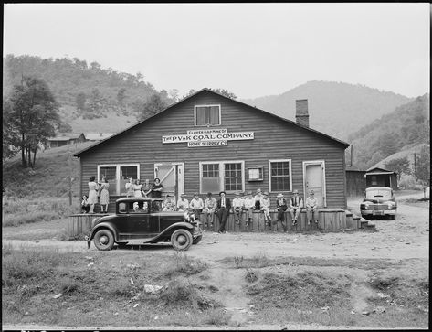 19 Rare Vintage Photos That Show Kentucky's Coal Mining History Hazard Kentucky, Harlan Kentucky, Harlan County, Tennessee Ernie Ford, Appalachian People, Pike County, Funny Car Memes, Coal Miners, Dust Bowl