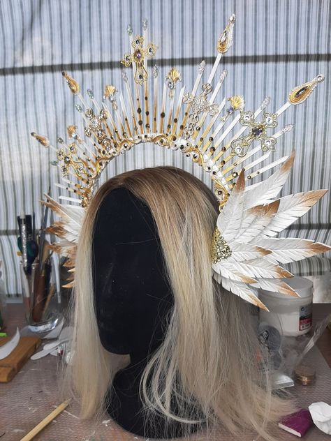 Angelic Headpiece, Head Dress Ideas, Seraphim Costume, Angel Headpiece, Angel Crown, Christmas Headdress, Gold Halo Crown, Plague Doctor Costume, Angel Makeup