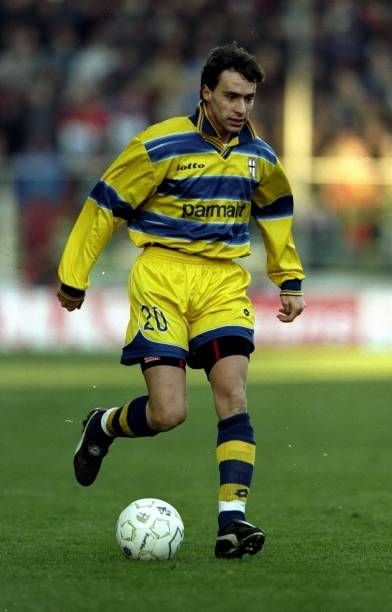 Enrico Chiesa of Parma in 1998. Best Football Players, Football Icon, Sport Icon, Football Photos, World Football, Retro Football, Soccer Player, Vintage Football, Football Wallpaper