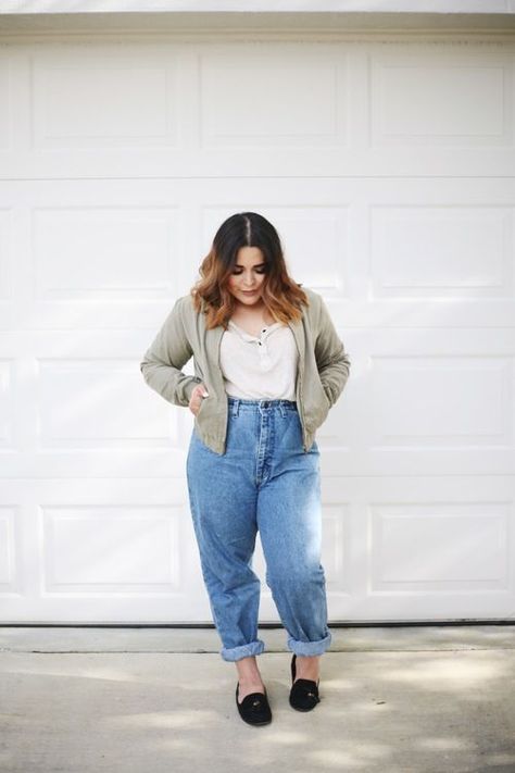 Mom jeans + Bomber Mom Jeans Outfit Ideas, Aesthetic Paint, Paint Aesthetic, Jeans Outfit Ideas, How To Have Style, Mom Jeans Outfit, Chubby Fashion, Outfit Jeans, Mode Casual