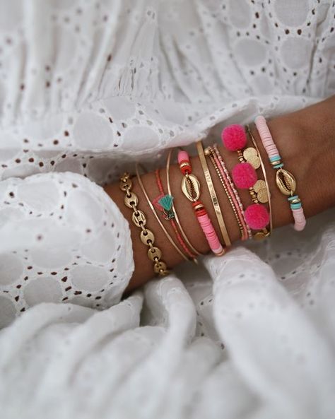 Bijoux fantaisie | Bijoux fantaisie tendance 2019. Promo bijoux fantaisie. Mode bijoux. Colliers fantaisie, sautoirs, bracelets et bagues tendance pas cher Bracelets Preppy, Preppy Bracelets, Inexpensive Jewelry, Preppy Jewelry, Jewelry Accessories Ideas, Bracelets And Necklaces, Casting Jewelry, Jewelry Photography, Diy Crafts Jewelry