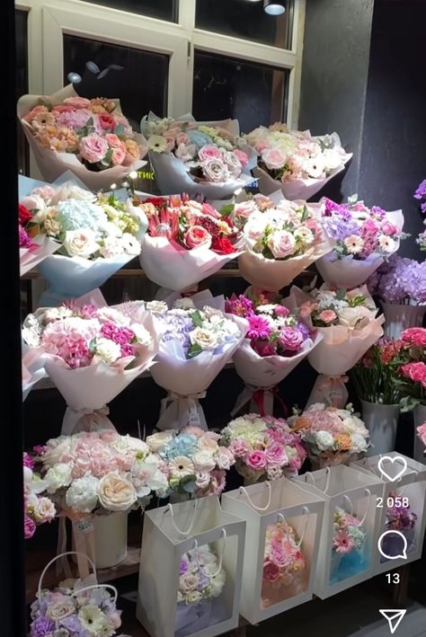 Flower Bouquet Display Ideas, Bouquet Shop Design, Shopping Store Aesthetic, Flower Business Aesthetic, Flower Shopping Aesthetic, Flowers Store Design, Florist Display Ideas, Florist Shop Interior Window Displays, Flower And Gift Shop Ideas