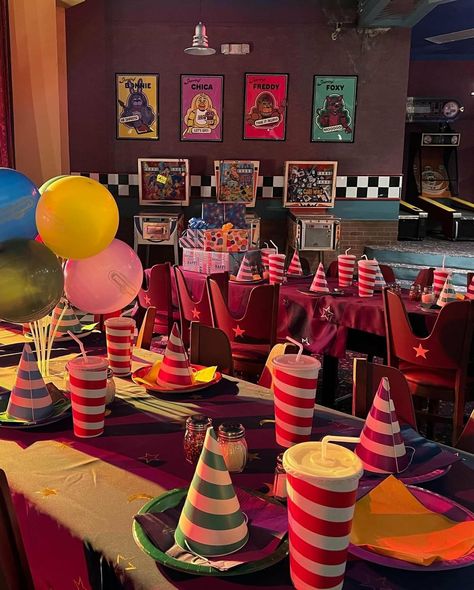 Freddy Fazbears Pizzeria Building, Fnaf 1 Aesthetic, Pizzaplex Aesthetic, Fnaf Core Aesthetic, Pizzaria Aesthetic, Fnaf Pizzeria, Fnaf Aesthetic, Fnaf Crafts, Showbiz Pizza