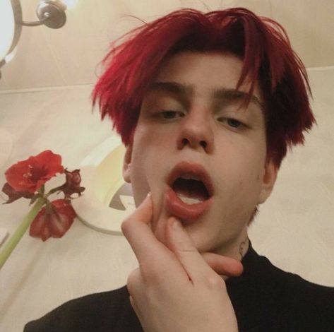 Grunge Boy Aesthetic, Red Hair Boy, Mens Hairstyles Curly, Phoenix Hair, Red Hair Men, Red Guy, Dyed Red Hair, Grunge Boy, Dark Red Hair