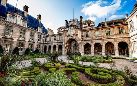 Sainte Chapelle Paris, Paris Things To Do, Paris History, Marais Paris, Best Vacation Destinations, Musee Carnavalet, Old Mansions, Paris Tours, Museums In Paris