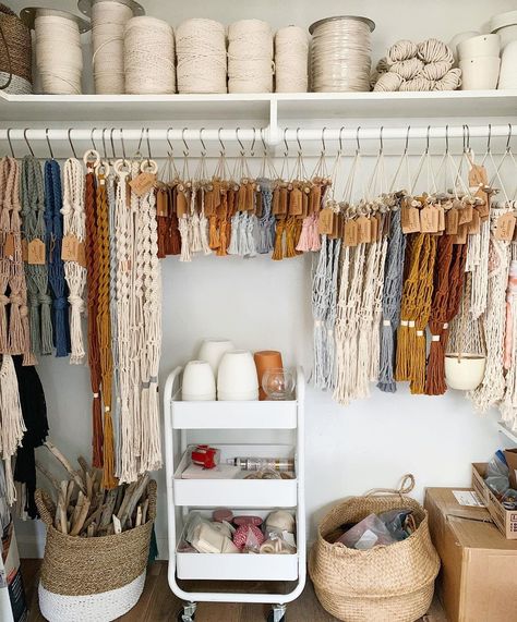 Macrame Store Display, Handmade Shop Ideas, Macrame Work Station Diy, Macrame Booth Display, Macrame Market Display, Macrame Work Station, Macrame Workspace, Macrame Store, Macrame Storage