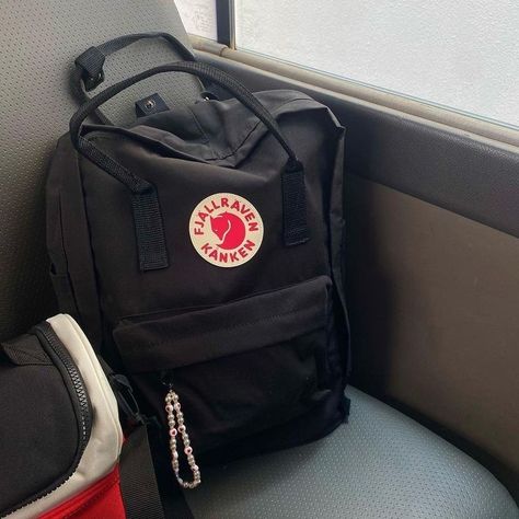 Backpack Aesthetic Outfit, Aesthetic Kanken, Fjallraven Kanken Black, Heartstopper Aesthetic, Mochila Fjallraven Kanken, Backpack Fjallraven, Aesthetic Bag, School Bag Essentials, Backpack Essentials