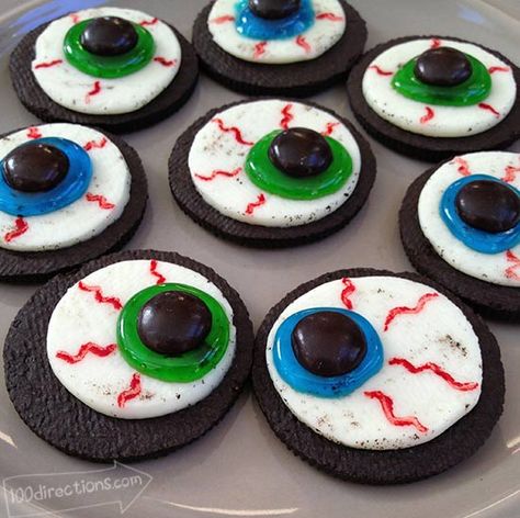 Make a Halloween Treat featuring OREO cookies - full tutorial for this DIY treat. Snack Halloween, Postres Halloween, Recetas Halloween, Diy Halloween Treats, Fun Halloween Treats, Halloween Treats For Kids, Halloween Treats Easy, Diy Treats, Halloween Eyeballs