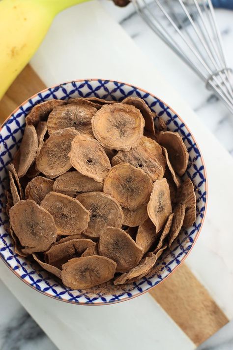 Baked cocoa banana chips are a healthy, oven-baked snack with a satisfying crunch. Just four ingredients are all you need for this easy snack recipe! Chips Photoshoot, Baked Banana Chips, Banana Chips Recipe, Simple Healthy Breakfast, Cooking Receipe, Chips Packaging, Vegetarian Menu, Banana Chips, No Bake Snacks