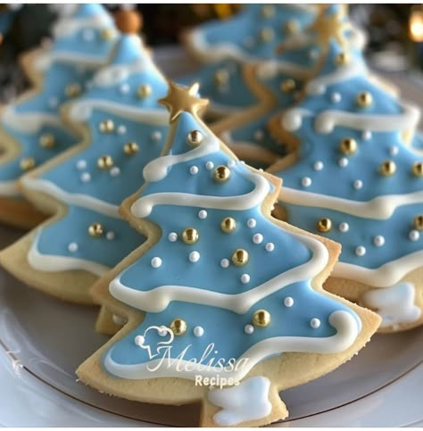 Star Decorated Sugar Cookies, Blue Royal Icing Cookies, Disney Cookies Royal Icing, Christmas Cookie Cutouts Decorating, Snowflake Cookie Decorating Ideas, Flooded Christmas Cookies, Christmas Cookies Decorated Ideas Easy, Winter Royal Icing Cookies, Winter Decorated Cookies