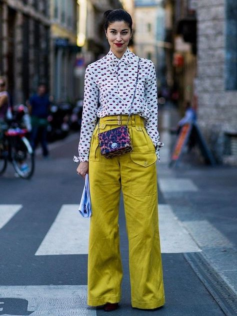 Milan Fashion Week Street Style, Tokyo Street Fashion, Yellow Pants, Dot Dot, Womens Fashion Casual Spring, Womens Fashion Casual Summer, Spring Street Style, Work Shirt, Street Style Inspiration