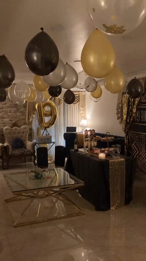 Black And Gold Aesthetic Party Decor, Black White And Gold Birthday Theme, Black And Gold Birthday Room Decoration, 21st Birthday Black And Gold, Black Gold Silver Disco Party, Black Golden Silver Balloon Decoration, Champagne Birthday, Birthday Room Decorations, Gatsby Theme