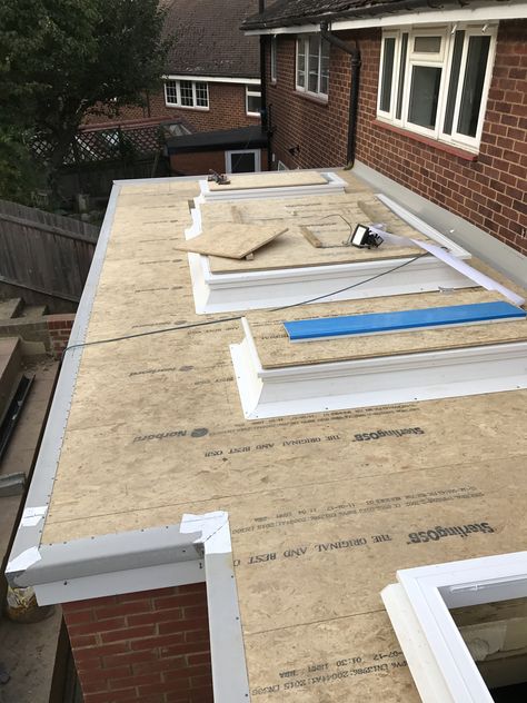 Preparation for GRP flat roof with skylights. Fibreglass Flat Roof, Extension Roof, Flat Roof Construction, Flat Roof Materials, Grp Roofing, Flat Roof Systems, Flat Roof Design, Rubber Roof, Sas Entree