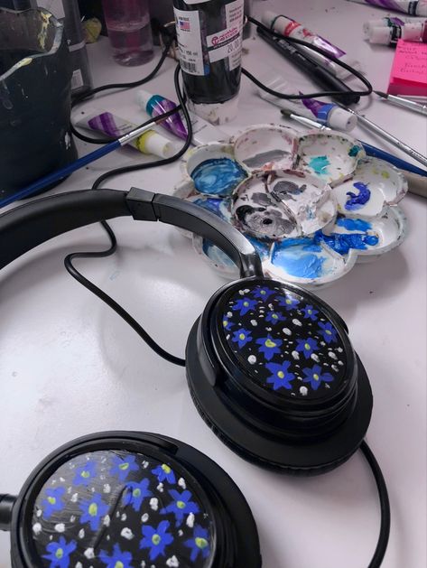 Custom Headphones Art, Drawing On Headphones, Headphone Painting Ideas, Headphones Painting Ideas, Painted Headphones Diy, Custom Headphones Diy, Painted Headphones Ideas, Headphone Accessories Diy, Headphone Decoration Ideas