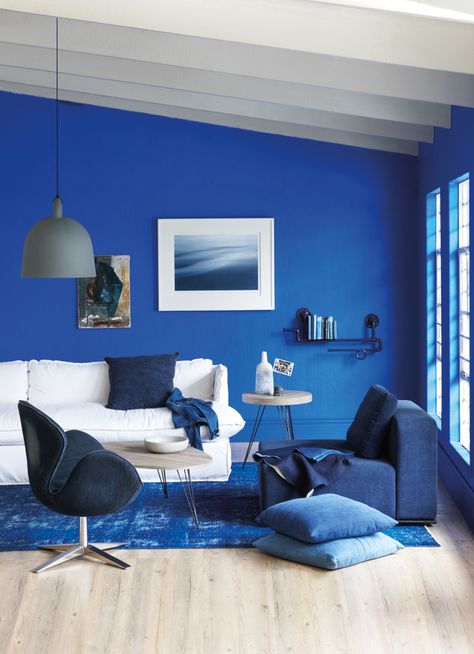 Give your lounge an oceanic edge with a dramatic blue palette accented with splashes of white @Plascon #moodyblues Burgundy Room, Blue Walls Living Room, Blue Bedroom Walls, Navy Living Rooms, Blue Living Room Decor, Blue Bedroom Decor, Blue Living Room, Design Del Prodotto, Blue Rooms