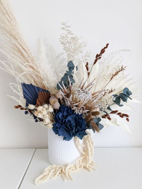 Preserved Floral Arrangements, Blue Dried Flower Arrangements, Flowerbox Diy, Diy Dried Flower Arrangement, Dried Flowers Arrangement, Pine Cone Flower Wreath, Natural Bouquet, Flower Backdrop Wedding, Everlasting Flowers