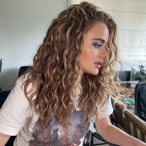 Joey King Hair, Dyed Curly Hair, Brown Curly Hair, Blonde Hair Inspiration, Joey King, Pretty Hair, Gorgeous Hair, Pretty Hairstyles, Summer Hairstyles