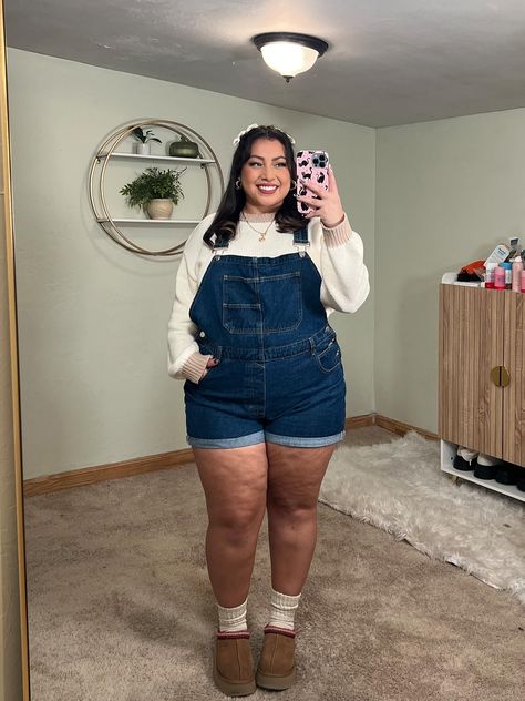 Overalls Sweater Outfit, Plus Size Comfy Outfits, Uggs Fashion, Overalls And Sweater, Large Sweater, Outfit Inspired, Winter Fit, Comfy Outfit, Sweater Outfit