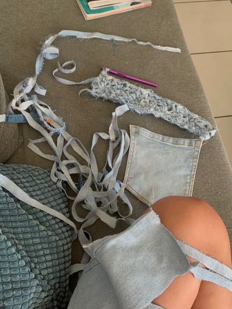 Making it with crochet by reccycling an old pair of jeans #upcycling #recycling #fashion Upcycle Crochet, Crochet Upcycle, Jean Crochet, Denim Crochet, Upcycling Recycling, Recycle Old Clothes, Hobby Gifts, Crochet Fabric, Strategic Marketing