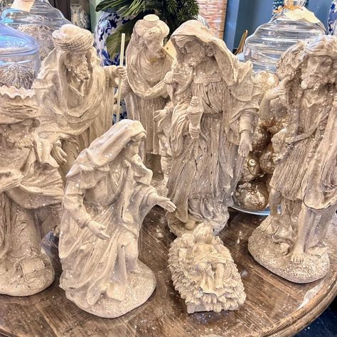 How to Makeover a Tacky Thrift Store Nativity Set - South House Designs Vintage Nativity Scene Antique Christmas, Nativity Set Display Ideas, Nativity Sets Display, White Nativity Set, Nativity Scene Display, Rub And Buff, Nativity Stable, Black Tablecloth, Christmas Nativity Set