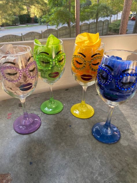 Wine Glass Gifts Ideas, Glitter Wine Glasses Diy, Diy Glasses, Bling Bottles, Wine Glass Candle Holder, Sparkle Lips, Wine Glass Decor, Glitter Wine Glasses, Wine Glass Candle