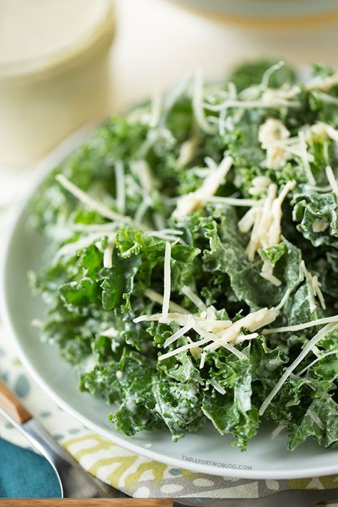 Lightened Up Kale Caesar Salad Healthy Late Night Dinner, Salad Low Calorie, Kale Caesar, Kale Caesar Salad, Late Night Dinner, Idee Pasto Sano, Kale Salad, Caesar Salad, Easy Food To Make