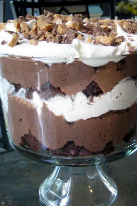 Kahlua Trifle Cake Triffle Recipe, Trifle Bowl Recipes, Trifle Cake, Kahlua Cake, Brownie Trifle, Trifle Dish, Chocolate Trifle, Trifle Desserts, Trifle Recipe