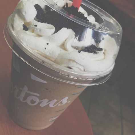 Oreo ice cap Shifting Wr, Shes A Keeper, Ice Cap, Fav Food, Tim Hortons, Sweet Snacks Recipes, Snacks Recipes, Foods To Eat, Sweet Snacks