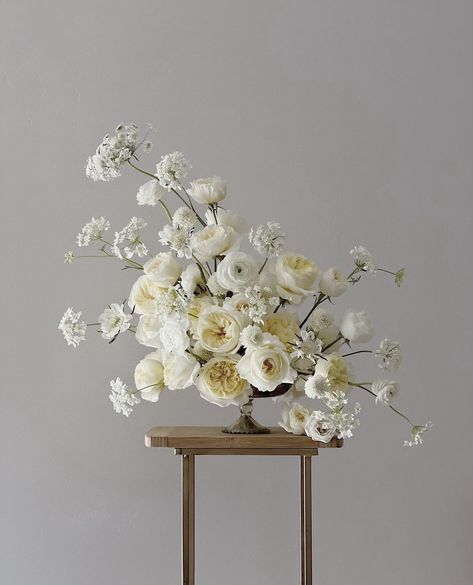 Florist Tools, White Floral Arrangements, White Flower Arrangements, Orchid Centerpieces, Modern Wedding Flowers, All White Wedding, Flower Installation, Flower Vase Arrangements, Wedding Flower Inspiration