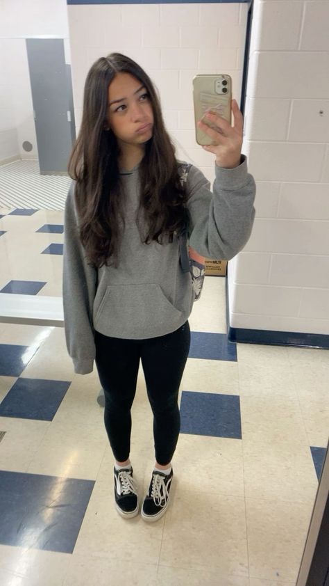 School Fits Leggings, Winter Fits Leggings, Leggings With Hoodie, Teen Leggings Outfit, Modest Athletic Outfits, Light Grey Leggings Outfit, Sporty Outfits Aesthetic, Gray Leggings Outfit, Leggings Outfit For School