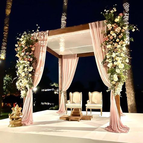 Wood Mandap Wedding, Indian Wedding Tent Decor, Simple Mandap Decor Indian Outdoor, Mandap For Night Wedding, Mandapam Decoration Marriage Outdoor, Wedding Phera Mandap, Marriage Mandap Decoration Indian Indoor, Evening Mandap Decor, Aesthetic Mandap Decor