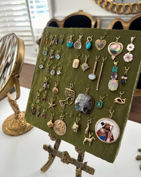 📣📣 Nashville area pop-up happening THIS SATURDAY MAY 4th, 10am-5pm at @southalltn I’ve got some gorgeous antique & vintage jewelry - many pieces which I have been saving/never before seen! Hope to see you there! + lots of other local vendors, food and more!! 🌾🌾🌾🌾🌾🌾🌾🌾🌾🌾 Jewellery Display Ideas, Jewelry Merchandising, 1950s Jewellery, Charm Display, Vintage Jewelry Display, Brooch Display, Vintage Store Displays, 1950s Jewelry, Antique Vintage Jewelry