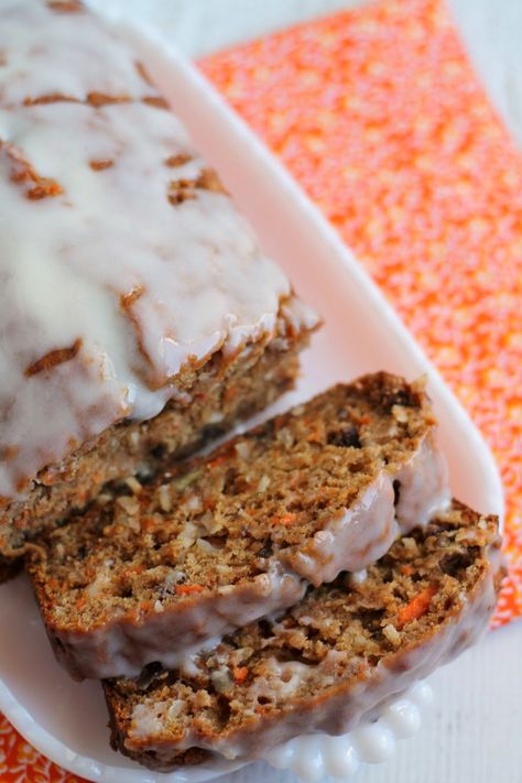 This moist Healthy Carrot Cake Banana Bread with it's vanilla yogurt glaze only tastes like a decadent treat Carrot Cake Banana Bread, Carrot Cake Bread, Cake Banana Bread, Carrot Banana Cake, Healthy Carrot Cake, Carrot Bread, Healthy Bread Recipes, Cake Banana, Healthy Carrot Cakes