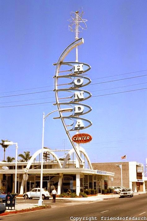 Googie Architecture Space Age, 1950 Architecture, Googie Design, Old Neon Signs, Retro Signage, Googie Architecture, Vintage Neon Signs, Photographie Portrait Inspiration, Vintage Los Angeles