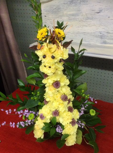 Giraffe made out of carnations and button mums. Animal Flower Arrangements, Giraffe Pictures, Giraffe Decor, Unique Flower Arrangements, Diy Arrangements, Giraffe Art, Arrangement Ideas, Flower Sculptures, A Giraffe