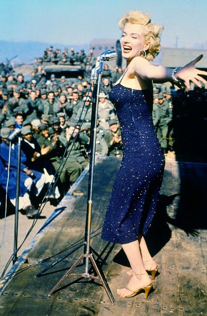 Marilyn Monroe in Korea. 1954 Vestidos Pin Up, Chuncheon, Vestidos Retro, Joe Dimaggio, Marilyn Monroe Photos, Mia 3, Norma Jean, Actrices Hollywood, Norma Jeane