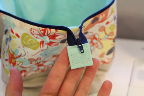 another approach – the open wide zippered pouch – Stitch Mischief Zippered Tote Bag Tutorial, Zip Pouch Tutorial, Diy Makeup Bag, Tote Bag Tutorial, Zipper Pouch Tutorial, Bag Pattern Free, Diy Bags Patterns, Sewing Crafts Tutorials, Diy Bags Purses