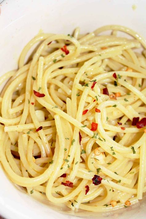 Spaghetti with Garlic and Oil, also known as Spaghetti Aglio e Olio, is a deceptively simple dish made with just a handful of ingredients. High-quality olive oil, fresh garlic, and a sprinkle of red pepper flakes come together to coat perfectly cooked spaghetti, resulting in a light yet incredibly satisfying dish. Spaghetti With Garlic And Olive Oil, Olive Oil Noodles, Meatless Spaghetti, Garlic And Oil, Casserole To Freeze, Spagetti Recipe, Healthy Spaghetti, Spaghetti Aglio E Olio, Vegetable Bread