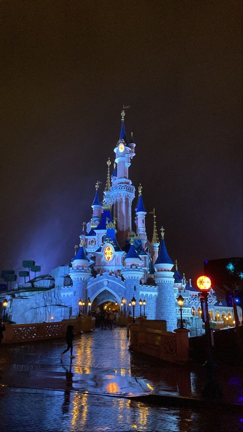 Disneyland Paris At Night, Disney At Night Aesthetic, Paris Aesthetic Disneyland, Disneyland Aesthetic Night, Disneyland Night, Disney World At Night, Disneyland At Night, Disneyland Paris Aesthetic, Disney At Night