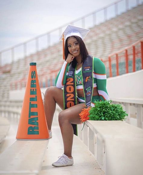 Graduation Pictures College, Black Cheerleaders, College Graduation Pictures Poses, Cheerleading Photos, Sport Photoshoot, Cheer Picture Poses, College Graduation Pictures, Graduation Picture Poses, Dream Prom